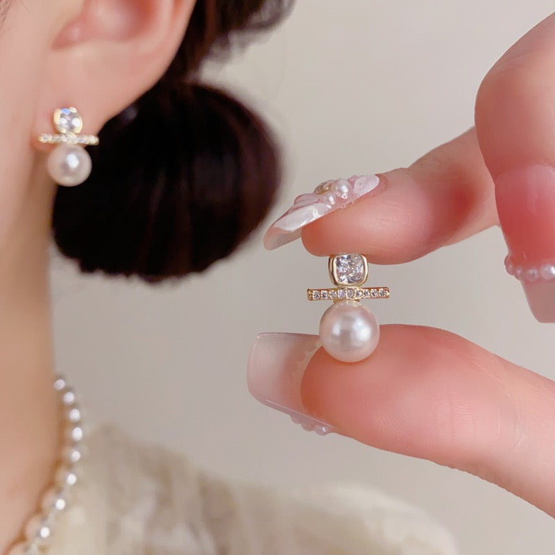 Linear Balance Pearl Stud Earrings