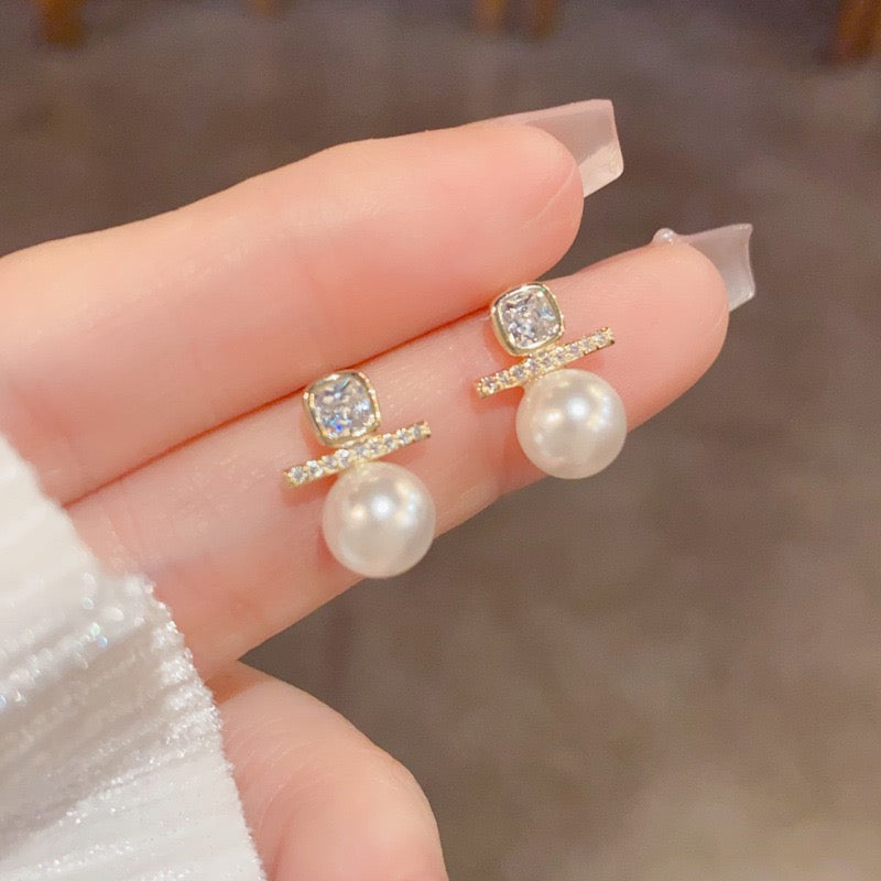 Linear Balance Pearl Stud Earrings
